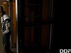 Ali bo nezasitna MILF Sensual Jane sesala kurac in dobila pičko globoko jebano v glamurozni seansi?