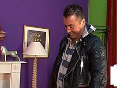 Nämä emännät nöyryyttävät rentoutuneesti pienen kusin omistajaa kinkkisessä ryhmävetelyssä.