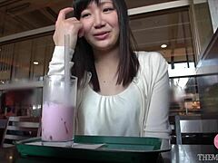 アジアのスラットがコートを脱いで激しいフェラと騎乗位！