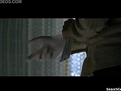 Outi Maenpaa y Ria Kataja desnudas adolescentes topless con tetas pequeñas en escena de mamada sexy 2007