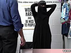 Sevimli müslüman hatun çalıntı eşyaları kıyafet altında saklıyor ama yakalanıp sert minyon 18+ sikişe maruz kalıyor