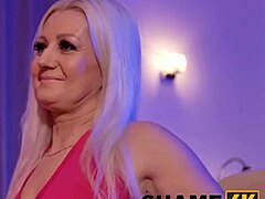 Nonna matura europea sul divano con amante ceco