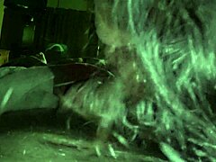 mientras el esposo trabaja el vecino atiende a la esposa