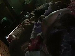 mientras el esposo trabaja el vecino atiende a la esposa