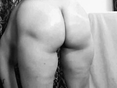 Hej, proveri kameru u doktorovoj ordinaciji za lezbijski medicinski pregled zreli MILF sa velikim sisama i sočnim nadutim dupetom u analnom kućnom rol pleju amaterskom fetišu PAWG voajeru starom crno-belom filmskom stilu.