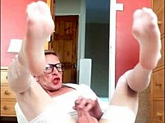 i am whiteniteb and i love my cock in stockins