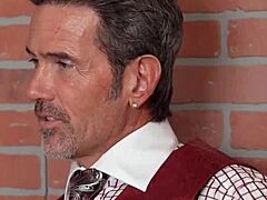 Смотрю, как эта татуированная блондинка изменяет своему парню с горячим сексом на столе в стиле американского куколда