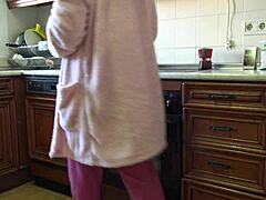 Bhabhi avale l'éjaculation après un flash en cuisine