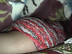 mientras el esposo trabaja el vecino atiende a la esposa