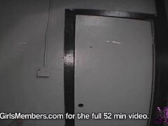 Nos colamos en el club vacío donde se desnudó, bailó salvaje en la barra con coño rasurado expuesto