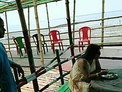 Turista india Bhabhi doblada montando polla monstruosa en fantasía sexual de una vez