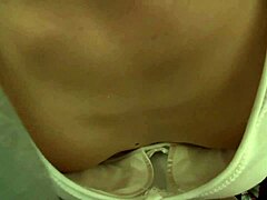 יפנית חובבנית מגמילה חזק ממשחק כוס ציבורי בחזייה