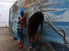 Manoella Fernandes kleedt zich naakt uit op Itanhaém strand