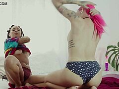 מלכה ופוקהונטס מחליטות להקל על החרמנות על ידי שפשוף הכוסיות אחרי שפטפטו על הבחור