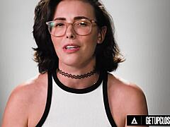 Близък изглед на страстната соло мастурбация и оргазъм на Кейси Калвърт в интервю сцена