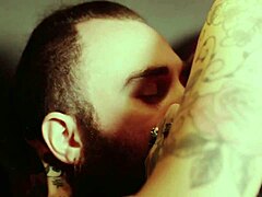 Qween e pocahontas decidem aliviar o tes�o esfregando as bucetinhas ap�s fofocar sobre o boy