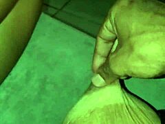 Elle m'a invité pour Netflix, mais s'est endormie sur mes genoux. J'ai filmé secrètement ses beaux seins naturels tombants et ses tétons bruns.