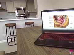 Zlobna mačeha Jennifer White uči spolne vzgoje z pihanjem, jebanjem v pasji pozi in akcijo velikih cic