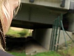 Lacný sex s horúcou blondínkou... uh, európska amatérska česká ukrajinská kurva v drsnom POV sexe za peniaze.