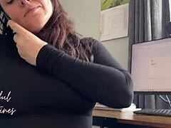 Madrastra recibe creampie durante llamada de trabajo. Maneja la mamada y follada POV en silencio