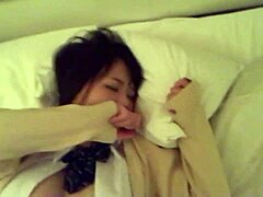 큰 가슴의 일본 18+ 틴이 뜨거운 크림파이를 받아. 이 귀여운 갈색머리 봐