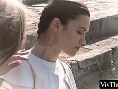 Oh, ich meine, diese schlanke Lesbe pickt eine Fremde auf und fickt sie, leckt diese glatte Muschi mit kinky Küssen