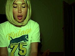 Borotvált szűk puncival a mostohalány ráveszi a mostohaapát házi arcbaszásra és nagy segg akcióra.