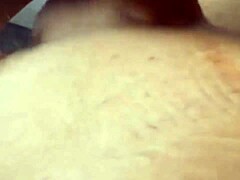 Kövér srác keményen pumpálja a farkát a kis 18+ punciba