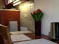 Pojď ke mně a vyjebu tě v doggy stylu na stole, zatímco tvůj cuckold manžel pracuje. Tvůj starý kamarád sleduje akci.