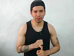 Convenci A Mi Compañero Hetero Casado De Mamarle Su Vergota De 20Cm En El Trabajo?