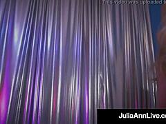 MILF Julia Anns seductora striptease