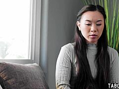 Koreaanse tiener 18+ oppas Kimmy Kimm likt poesje in lesbische seks met milf vrouw Spencer Scott