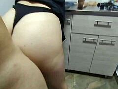 Mama vitregă aplecată în bucătărie ia futut în doggy și creampie de nu fiul ei