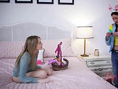 Έχεις δει αυτό το κλεφτό βλέμμα του πασχαλινού οργασμού στο AllHerLuv; Δονητής και τριβή δράση!