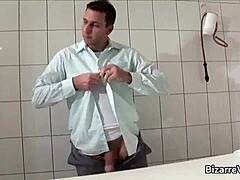 三个淫荡宝贝去医院找医生玩捆绑、塞嘴和打屁股。