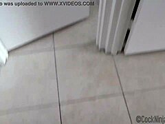 Horny punca jebe fanta in vročo stepsister v taboo threesome z cunilingusom