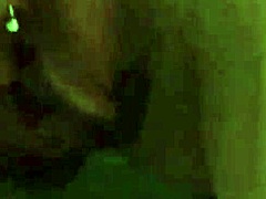 Warum diese behaarte MILF-Göttin direkt in deinen Mund pissen lassen?