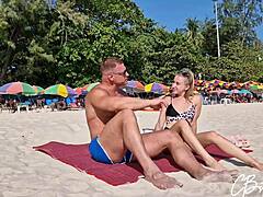 L'amico fa un pompino da spiaggia a un cazzo grosso