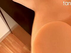 Špecifický bisexuálny trojka zahŕňa twink vyklepaný silikónovú sexuálnu bábiku s falošnými cicmi v análnej skupinovej akcii v nemocnici.