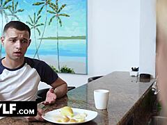 מילף יפה זונה קופצת על חורג, קרימפיי בכוס בוגרת