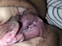 mi coño está cremoso mientras me masturbo hasta un orgasmo increíble en video vertical 1080p