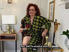 Hej, widziałeś tę gładką dojrzałą laskę całującą i palcującą w pozycji na pieska z wielką maszyną prowadzącą do rekordu kobiecej ejakulacji?