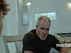 Üvey baba sonunda kendini kaybetti ve yüz oturma cezası başladı