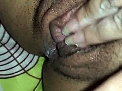 mi coño está cremoso mientras me masturbo hasta un orgasmo increíble en video vertical 1080p