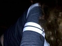 Mujer rubia amateur comparte momento casero con movimientos de mano y sonrisas