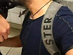 Ki szopja jobban a farkakat a metró mosdóban fetis jelenetben