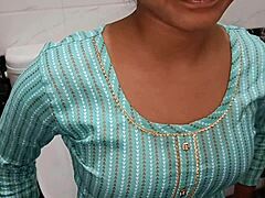 Hé, forró fiatal indiai mostohahúg elkapva a fürdőben pornót néz közelről