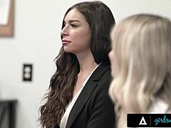 तो April Olsen और उसकी rivals lingerie में boss से चुदती हैं promotion के लिए