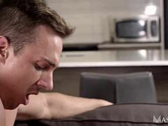 Kijk hoe Linus Gray bareback geneukt wordt voor zijn eerste keer op camera!