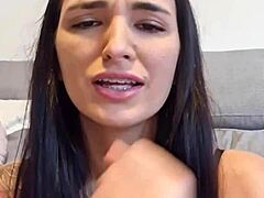 Claudia Bavel opptrer i kompilasjon med dirty talk, plug og dildo DP-scener